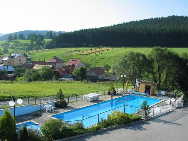 Pohled z hotelu na bazén a svah